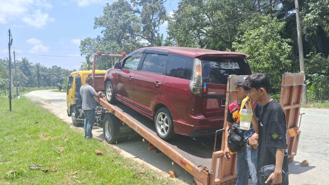 Trak tunda Towing Tangkak bersedia di kawasan operasi