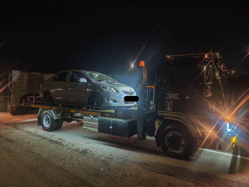 Pemandu Towing Tangkak menyediakan bantuan tepi jalan di kawasan Tangkak